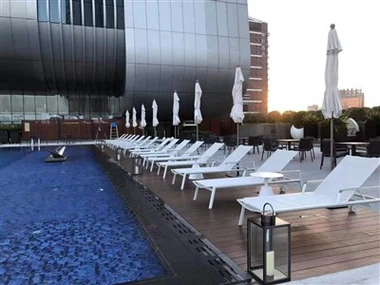 Terraza compuesta al aire libre
