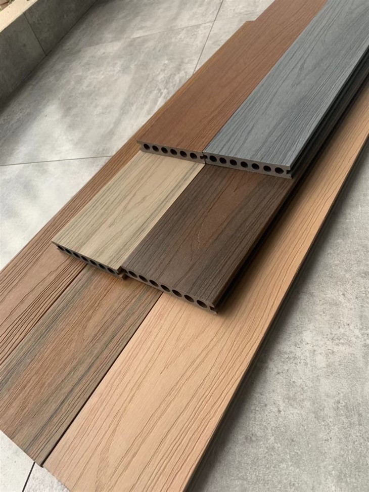 Terraza compuesta de madera al aire libre